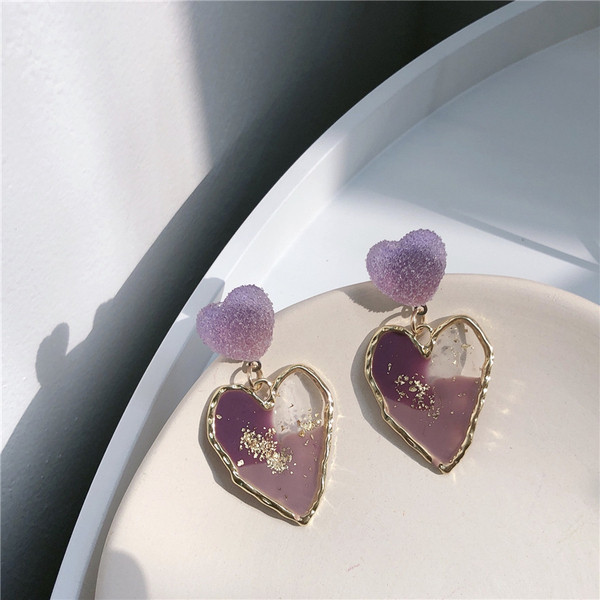 Kuldse tooniga südamekujulised rippuvad kõrvarõngad