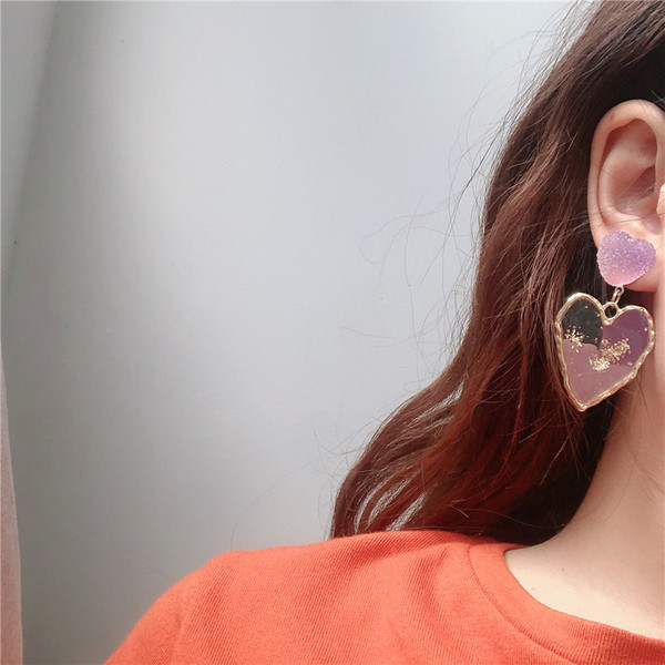 Kuldse tooniga südamekujulised rippuvad kõrvarõngad