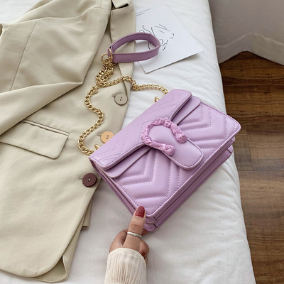 Σύγχρονη γυναικεία τσάντα με μακριά μεταλλική αλυσίδα