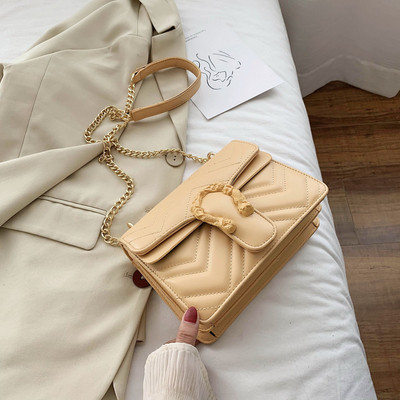 Σύγχρονη γυναικεία τσάντα με μακριά μεταλλική αλυσίδα