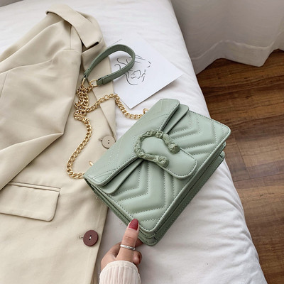 Σύγχρονη γυναικεία τσάντα με μακριά μεταλλική αλυσίδα