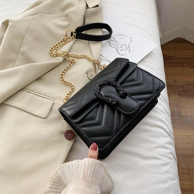 Σύγχρονη γυναικεία τσάντα με μακριά μεταλλική αλυσίδα