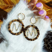 Μοντέρνα σκουλαρίκια με διακοσμιτικές πέτρες