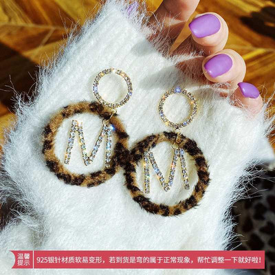 Μοντέρνα σκουλαρίκια με διακοσμιτικές πέτρες