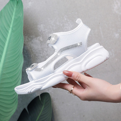 Modern női szandál folttal és kövekkel