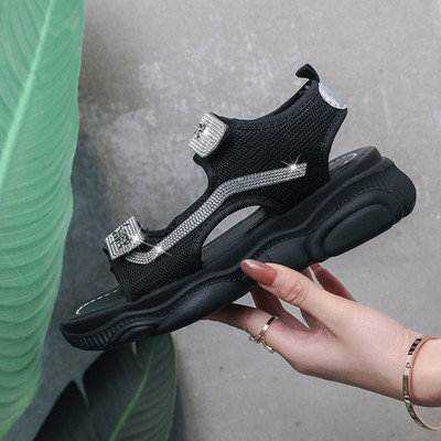 Modern női szandál folttal és kövekkel