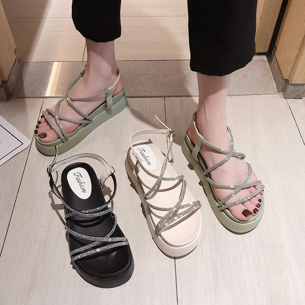 Modern női szandál kövekkel és magas talppal