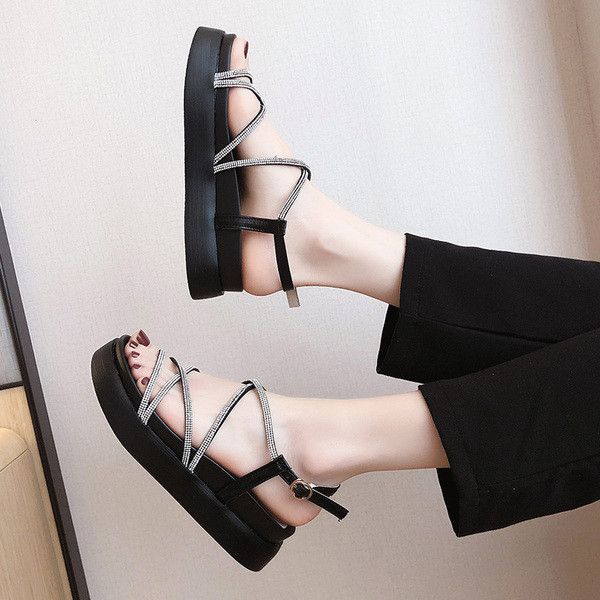 Modern női szandál kövekkel és magas talppal