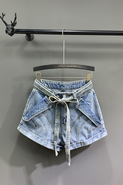 Modern női farmer rövidnadrág övvel és zsebekkel