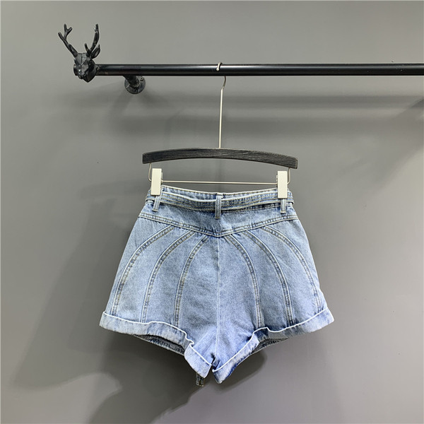 Modern női farmer rövidnadrág övvel és zsebekkel