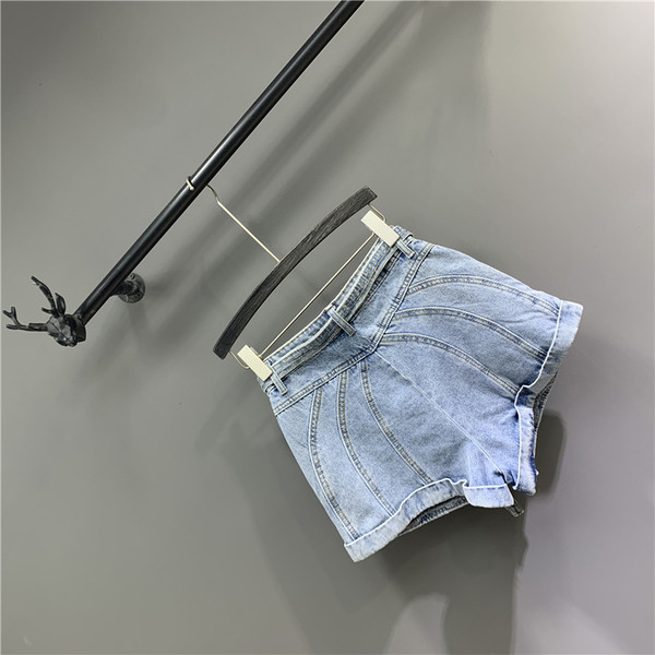 Modern női farmer rövidnadrág övvel és zsebekkel