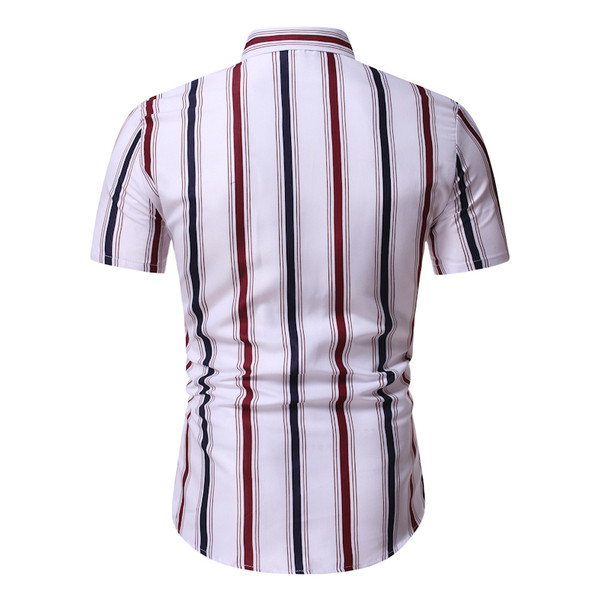 Moderna muška prugasta košulja s klasičnim ovratnikom i kratkim rukavima