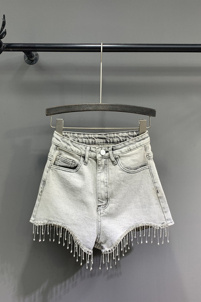 Női rövidnadrág magas derékkal, rojtokkal és kövekkel