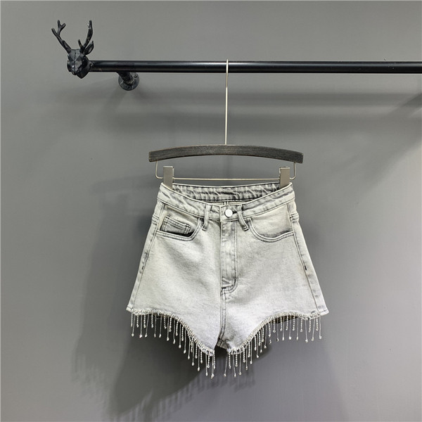 Női rövidnadrág magas derékkal, rojtokkal és kövekkel