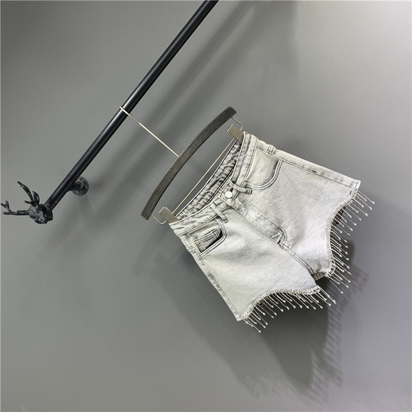 Női rövidnadrág magas derékkal, rojtokkal és kövekkel