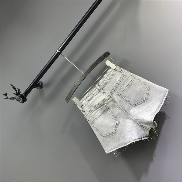 Női rövidnadrág magas derékkal, rojtokkal és kövekkel