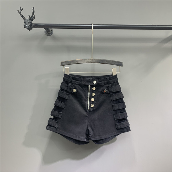 Μοντέρνα γυναικεία σορτς - με ψηλή μέση και κουμπιά