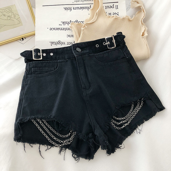 Μαύρο χρώμα γυναικεία σορτς με μεταλλική αλυσίδα και ζώνη