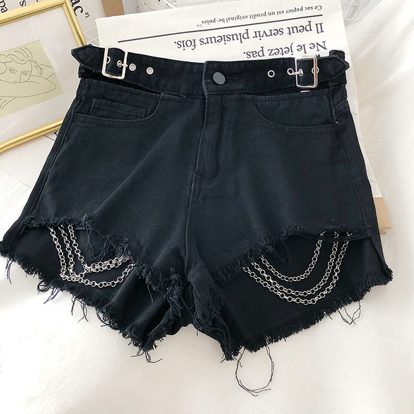 Μαύρο χρώμα γυναικεία σορτς με μεταλλική αλυσίδα και ζώνη