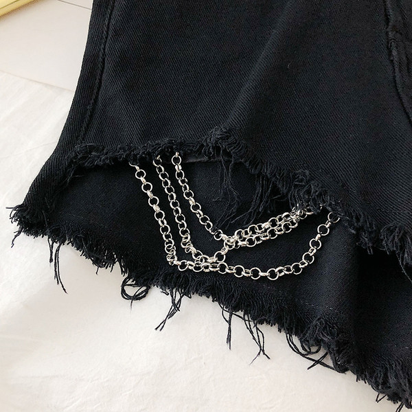 Μαύρο χρώμα γυναικεία σορτς με μεταλλική αλυσίδα και ζώνη