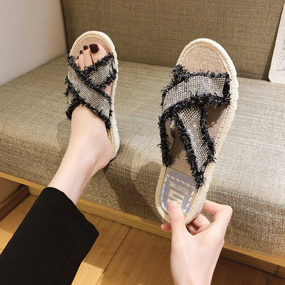 Γυναικείες παντόφλες με επίπεδη σόλα και πούλιες