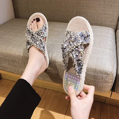 Γυναικείες παντόφλες με επίπεδη σόλα και πούλιες