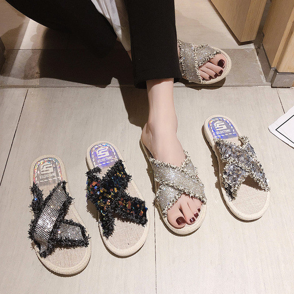 Női alkalmi papucs lapos talppal és flitterekkel