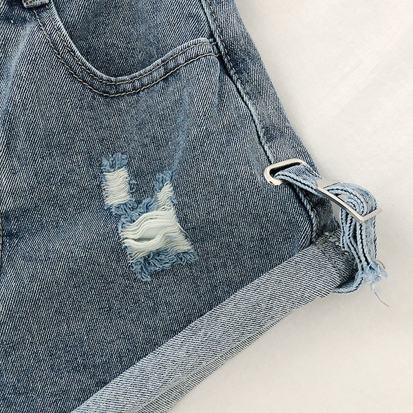 Rövid női farmer magas derékkal, szakadt elemmel