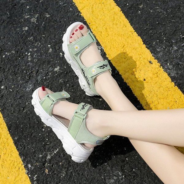 Sport-alkalmi szandál új modellje durva talppal