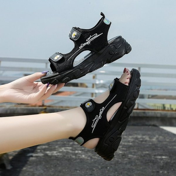 Sport-alkalmi szandál új modellje durva talppal