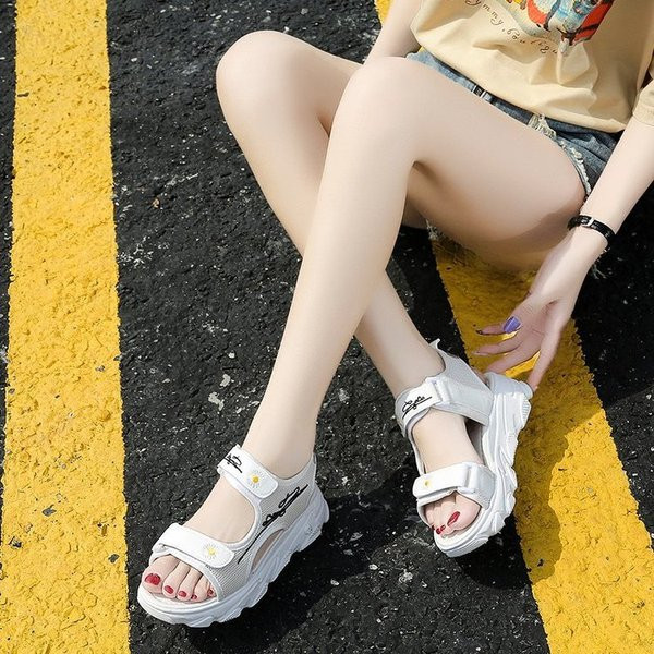 Sport-alkalmi szandál új modellje durva talppal