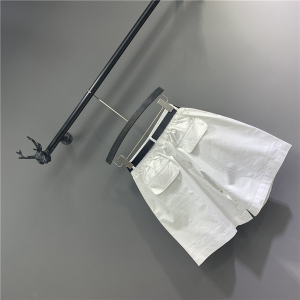 Moderne ženske kratke hlače - s remenom i džepovima