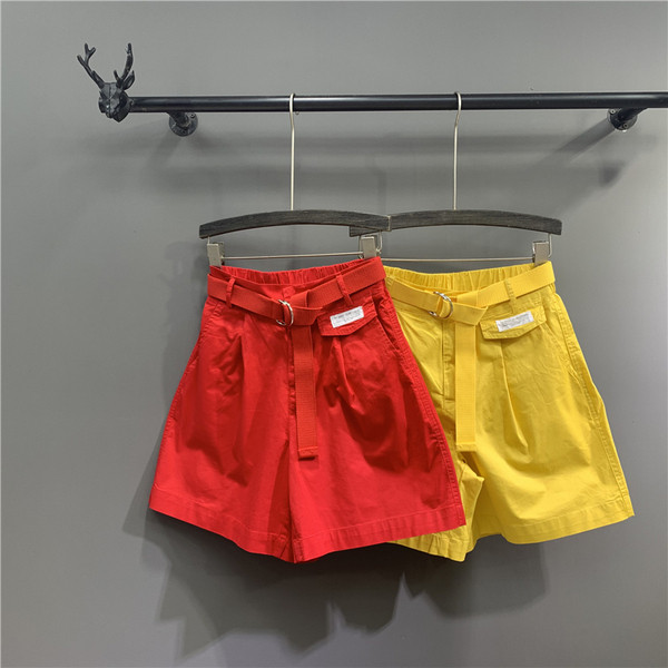 Alkalmi női rövidnadrág - övvel és zsebekkel