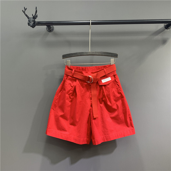 Alkalmi női rövidnadrág - övvel és zsebekkel