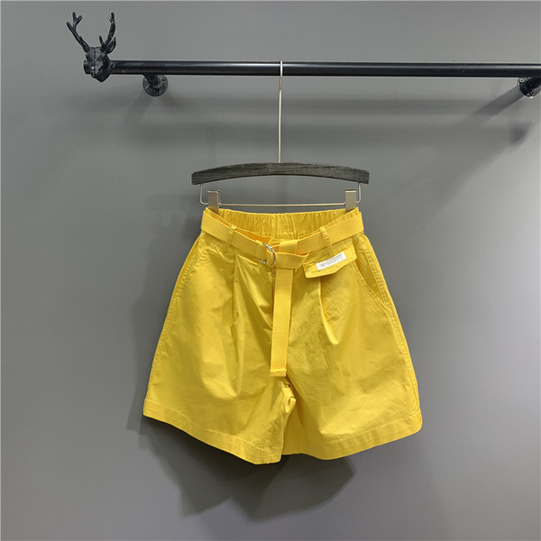 Alkalmi női rövidnadrág - övvel és zsebekkel