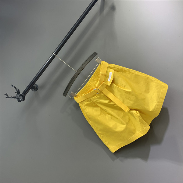 Alkalmi női rövidnadrág - övvel és zsebekkel