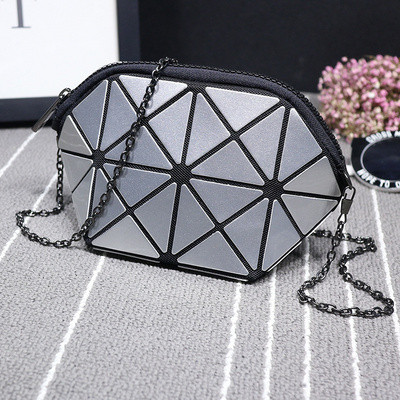 Σύγχρονη γυναικεία τσάντα με μεταλλικές λαβές και γυαλιστερή επίδραση