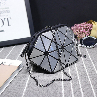 Σύγχρονη γυναικεία τσάντα με μεταλλικές λαβές και γυαλιστερή επίδραση