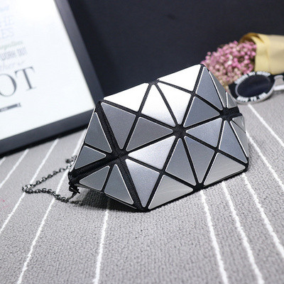 Σύγχρονη γυναικεία τσάντα με μεταλλικές λαβές και γυαλιστερή επίδραση