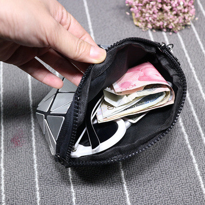 Σύγχρονη γυναικεία τσάντα με μεταλλικές λαβές και γυαλιστερή επίδραση