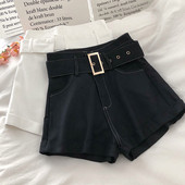 Moodsad naiste lühikesed püksid vööga