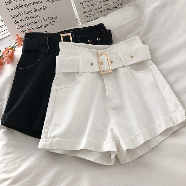 Moodsad naiste lühikesed püksid vööga