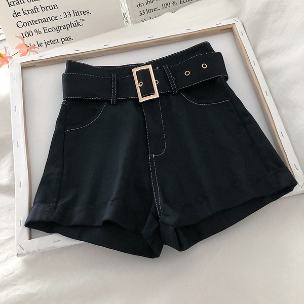 Moodsad naiste lühikesed püksid vööga