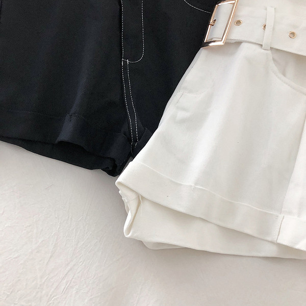 Moodsad naiste lühikesed püksid vööga