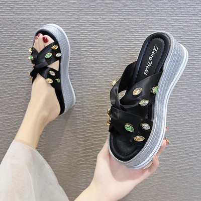 Naiste vabaaja sussid kivide ja kõrge tallaga