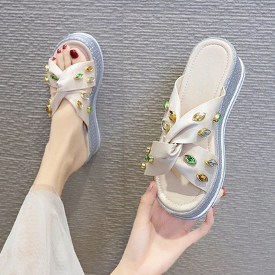 Naiste vabaaja sussid kivide ja kõrge tallaga