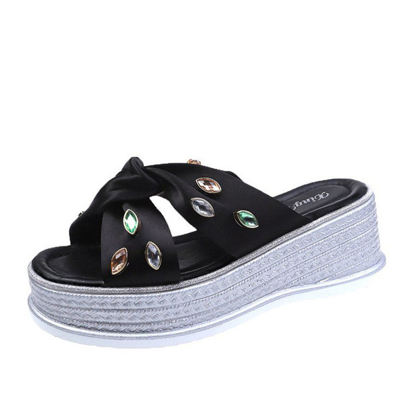 Naiste vabaaja sussid kivide ja kõrge tallaga