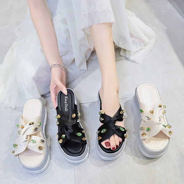 Naiste vabaaja sussid kivide ja kõrge tallaga