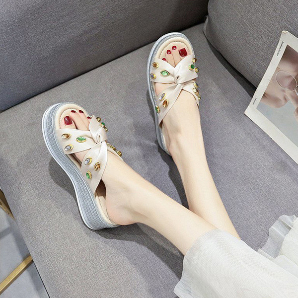 Naiste vabaaja sussid kivide ja kõrge tallaga