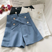 Női rövidnadrág magas derékkal és gombokkal